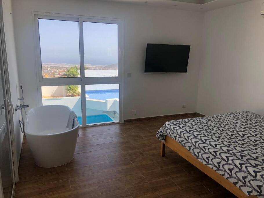 Gezellige Villa Met Prachtig Zicht En Zwembad 아로나 외부 사진